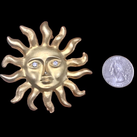 🚩SOLD🚩 Vintage Celestial Golden Sun Brooch Pin with Rhinestone Eyes - Picture 2 of 6